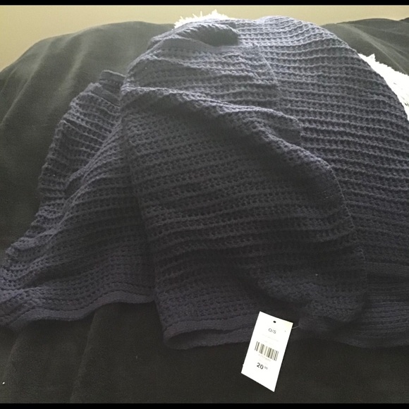 New scarf never worn - Picture 9 of 11